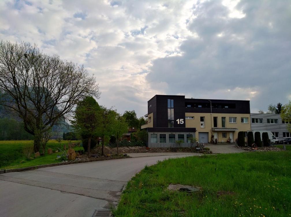 Business Apartments Hohenems Bagian luar foto